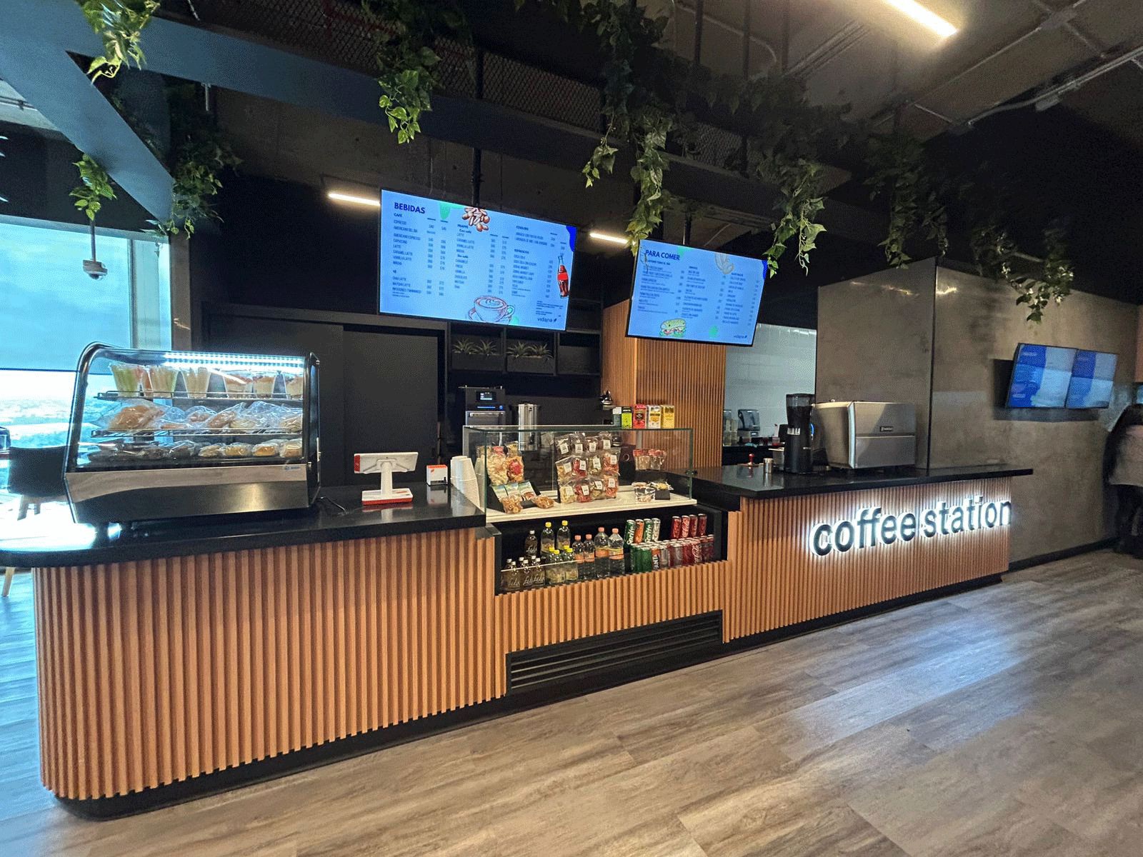 Barra de café y estación de bebidas de una cafetería Vidana
