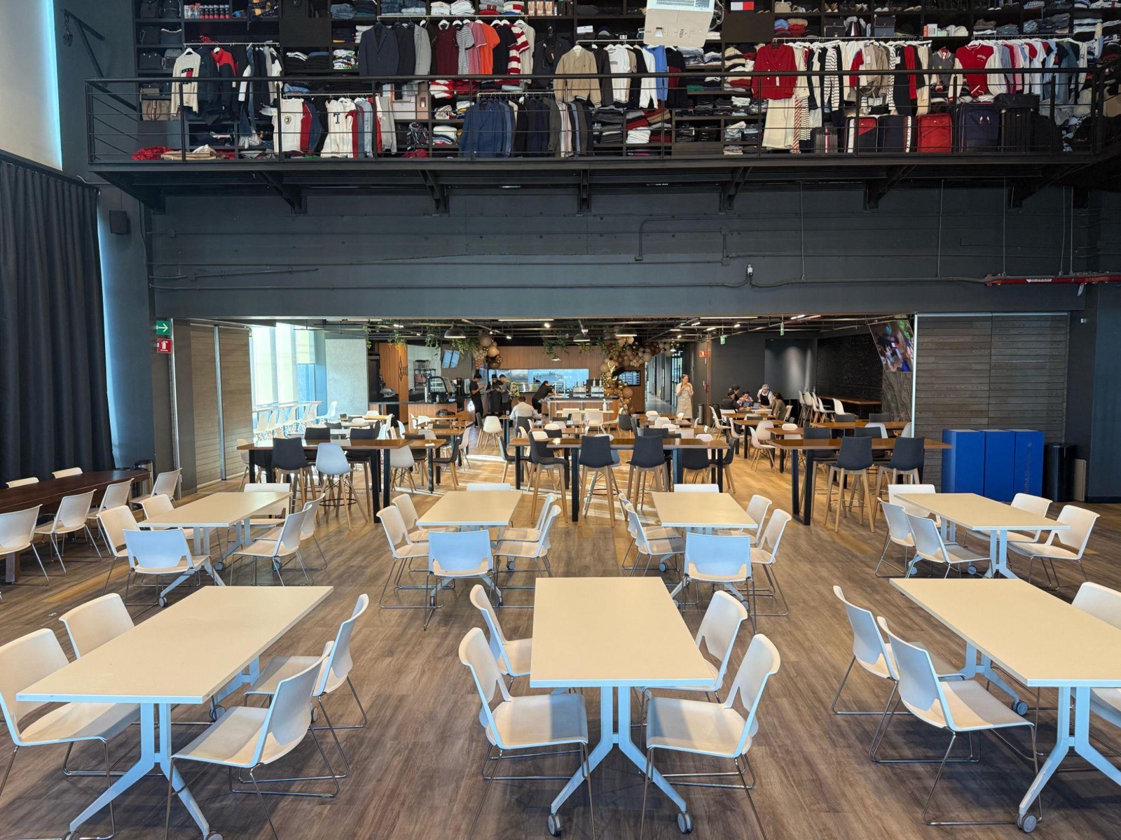 Comedor corporativo Vidana con mesas y comensales