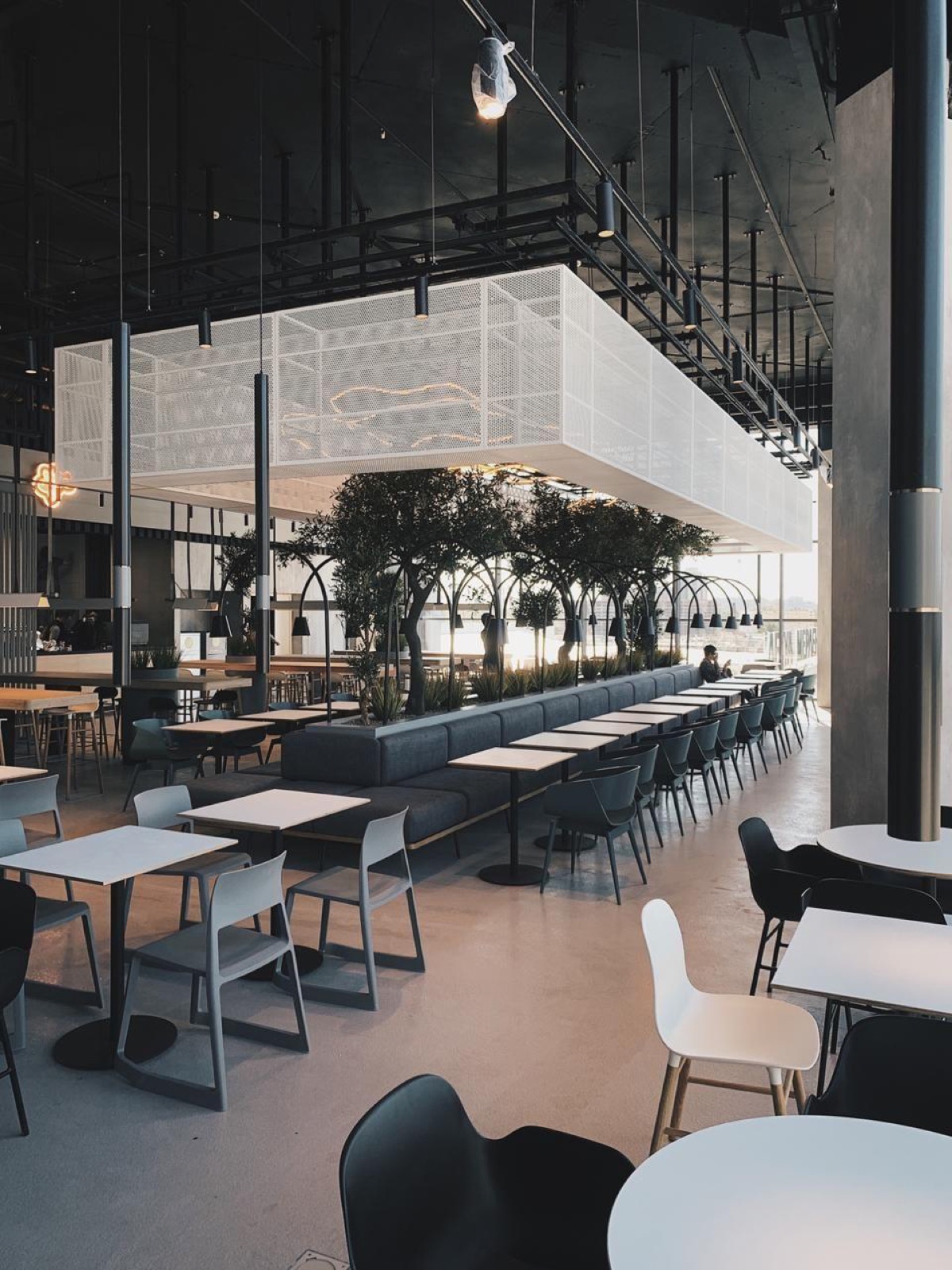 Comedor industrial Vidana de alto volumen con mesas comunitarias