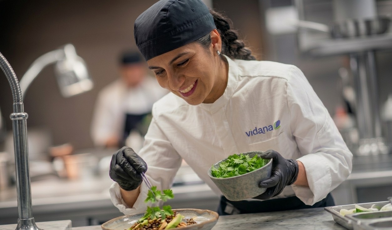 Chef de Vidana emplatando en cocina profesional
